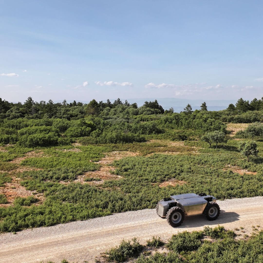 Tractor de día y robot de defensa de noche